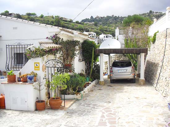 Delightful 3-bedroom villa set in tranquil surroundings at the end of a cul de sac. Completely refurbished 2005 for only 395.000 euro!