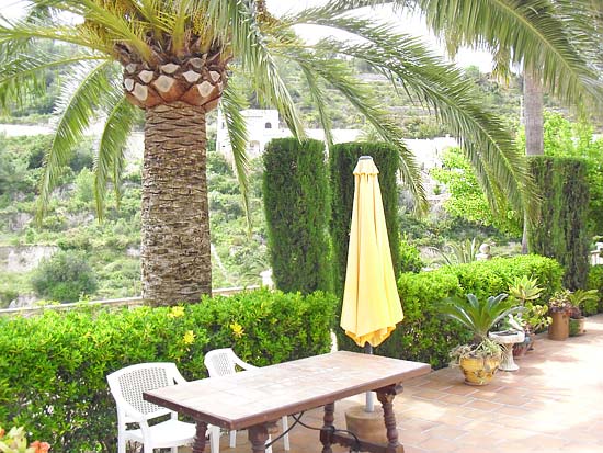Delightful 3-bedroom villa set in tranquil surroundings at the end of a cul de sac. Completely refurbished 2005 for only 395.000 euro!