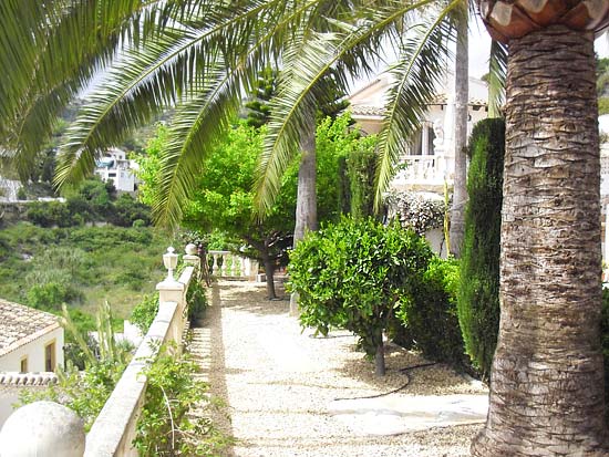 Delightful 3-bedroom villa set in tranquil surroundings at the end of a cul de sac. Completely refurbished 2005 for only 395.000 euro!