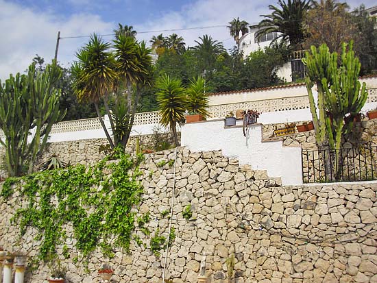 Delightful 3-bedroom villa set in tranquil surroundings at the end of a cul de sac. Completely refurbished 2005 for only 395.000 euro!