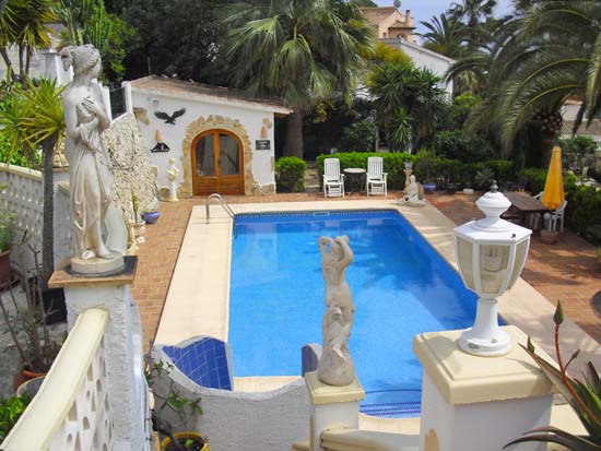 Delightful 3-bedroom villa set in tranquil surroundings at the end of a cul de sac. Completely refurbished 2005 for only 395.000 euro!