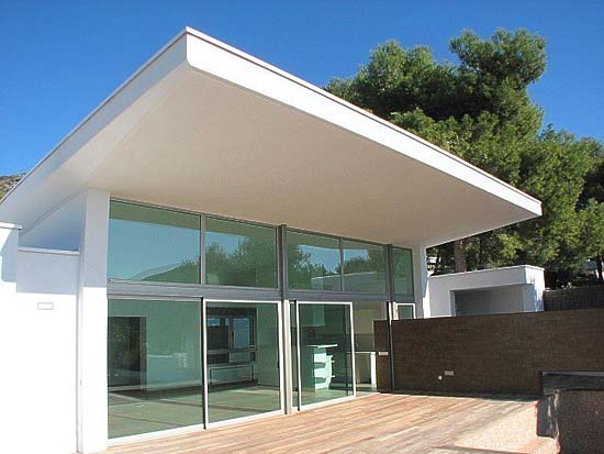 Deze fraaie design villa van 350 m2 op 929 m2 grond, staat in een van de meest gewilde plekjes van Moraira.