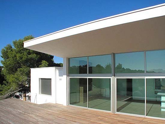 Deze fraaie design villa van 350 m2 op 929 m2 grond, staat in een van de meest gewilde plekjes van Moraira.