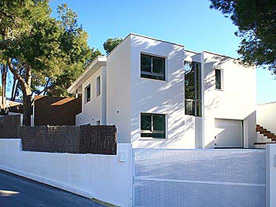 Deze fraaie design villa van 350 m2 op 929 m2 grond, staat in een van de meest gewilde plekjes van Moraira.