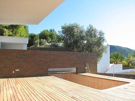 Deze fraaie design villa van 350 m2 op 929 m2 grond, staat in een van de meest gewilde plekjes van Moraira.