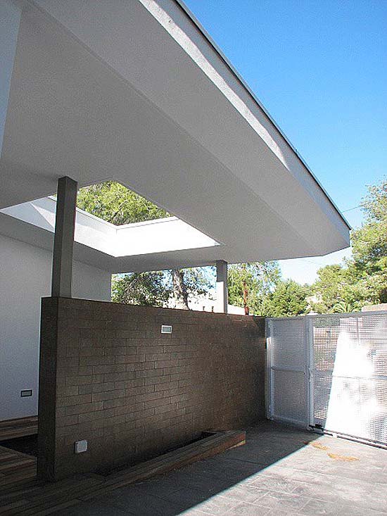 Deze fraaie design villa van 350 m2 op 929 m2 grond, staat in een van de meest gewilde plekjes van Moraira.