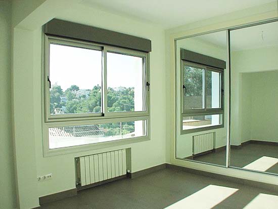 Deze fraaie design villa van 350 m2 op 929 m2 grond, staat in een van de meest gewilde plekjes van Moraira.