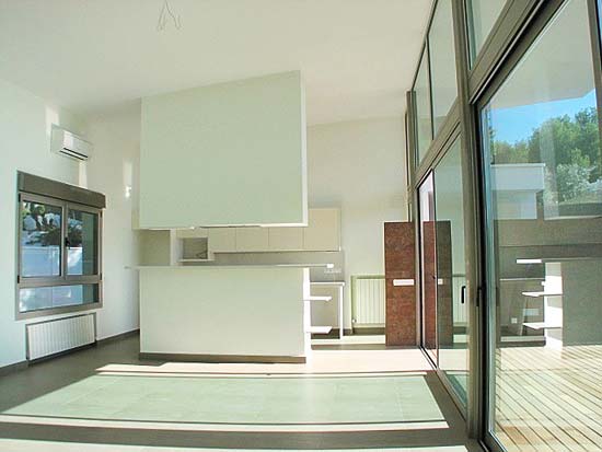 Deze fraaie design villa van 350 m2 op 929 m2 grond, staat in een van de meest gewilde plekjes van Moraira.