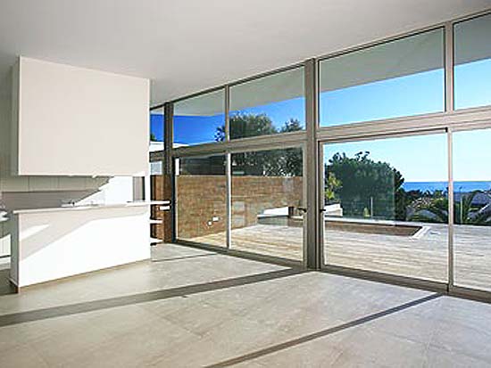 Deze fraaie design villa van 350 m2 op 929 m2 grond, staat in een van de meest gewilde plekjes van Moraira.