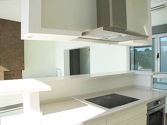 Deze fraaie design villa van 350 m2 op 929 m2 grond, staat in een van de meest gewilde plekjes van Moraira.