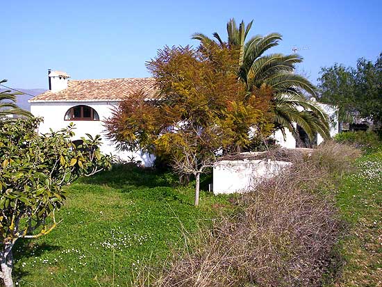 Wie de rust van de campo zoekt, maar op loopafstand van een dorp wil wonen, moet deze romantische 4-slaapkamer finca zeker bekijken. Het gebouw van 335 m2 is onlangs gerenoveerd met behoud van alle originele stijlkenmerken. De vlakke tuin beslaat ruim 10.000 m2. Dit is een absolute droomfinca. Een buitenkans!