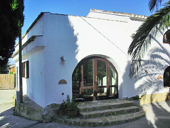 Wie de rust van de campo zoekt, maar op loopafstand van een dorp wil wonen, moet deze romantische 4-slaapkamer finca zeker bekijken. Het gebouw van 335 m2 is onlangs gerenoveerd met behoud van alle originele stijlkenmerken. De vlakke tuin beslaat ruim 10.000 m2. Dit is een absolute droomfinca. Een buitenkans!