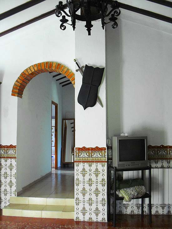 Wie de rust van de campo zoekt, maar op loopafstand van een dorp wil wonen, moet deze romantische 4-slaapkamer finca zeker bekijken. Het gebouw van 335 m2 is onlangs gerenoveerd met behoud van alle originele stijlkenmerken. De vlakke tuin beslaat ruim 10.000 m2. Dit is een absolute droomfinca. Een buitenkans!