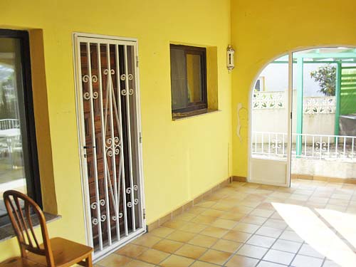 Moraira: lange termijn huurhuis. 3.sl.kamers, groot zwembad, tuin 1100 m2. Moet geschilderd worden en de tuin is verwilderd. 600 p/m, 2 maanden borg, eenmalig 900 euro commissie.