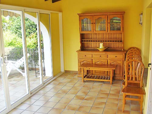 Moraira: lange termijn huurhuis. 3.sl.kamers, groot zwembad, tuin 1100 m2. Moet geschilderd worden en de tuin is verwilderd. 600 p/m, 2 maanden borg, eenmalig 900 euro commissie.