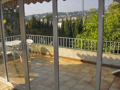 Moraira: lange termijn huurhuis. 3.sl.kamers, groot zwembad, tuin 1100 m2. Moet geschilderd worden en de tuin is verwilderd. 600 p/m, 2 maanden borg, eenmalig 900 euro commissie.