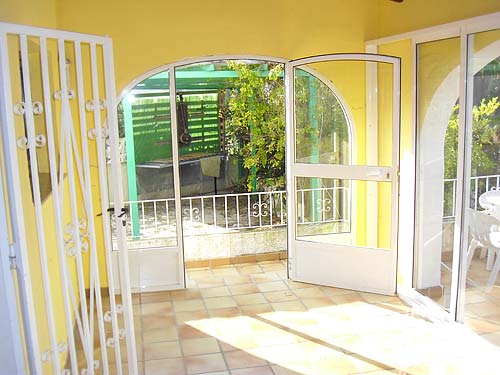 Moraira: lange termijn huurhuis. 3.sl.kamers, groot zwembad, tuin 1100 m2. Moet geschilderd worden en de tuin is verwilderd. 600 p/m, 2 maanden borg, eenmalig 900 euro commissie.