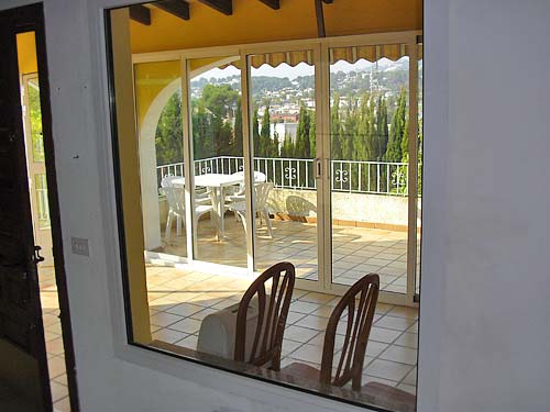 Moraira: lange termijn huurhuis. 3.sl.kamers, groot zwembad, tuin 1100 m2. Moet geschilderd worden en de tuin is verwilderd. 600 p/m, 2 maanden borg, eenmalig 900 euro commissie.