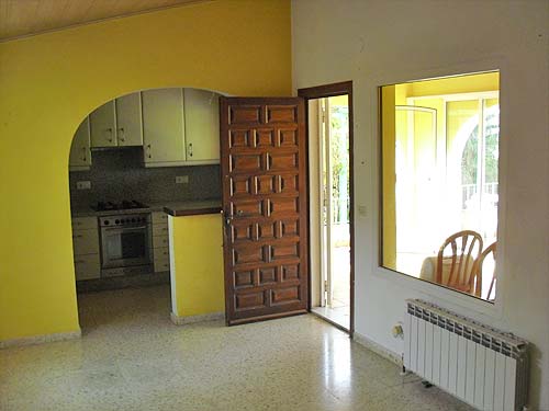 Moraira: lange termijn huurhuis. 3.sl.kamers, groot zwembad, tuin 1100 m2. Moet geschilderd worden en de tuin is verwilderd. 600 p/m, 2 maanden borg, eenmalig 900 euro commissie.