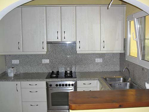 Moraira: lange termijn huurhuis. 3.sl.kamers, groot zwembad, tuin 1100 m2. Moet geschilderd worden en de tuin is verwilderd. 600 p/m, 2 maanden borg, eenmalig 900 euro commissie.