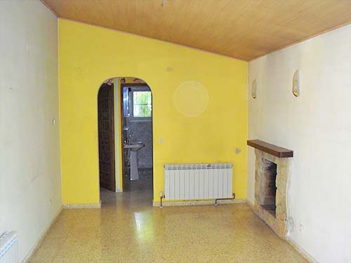 Moraira: lange termijn huurhuis. 3.sl.kamers, groot zwembad, tuin 1100 m2. Moet geschilderd worden en de tuin is verwilderd. 600 p/m, 2 maanden borg, eenmalig 900 euro commissie.