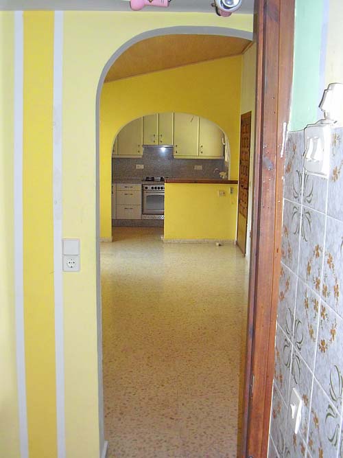 Moraira: lange termijn huurhuis. 3.sl.kamers, groot zwembad, tuin 1100 m2. Moet geschilderd worden en de tuin is verwilderd. 600 p/m, 2 maanden borg, eenmalig 900 euro commissie.