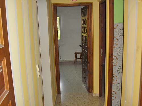 Moraira: lange termijn huurhuis. 3.sl.kamers, groot zwembad, tuin 1100 m2. Moet geschilderd worden en de tuin is verwilderd. 600 p/m, 2 maanden borg, eenmalig 900 euro commissie.
