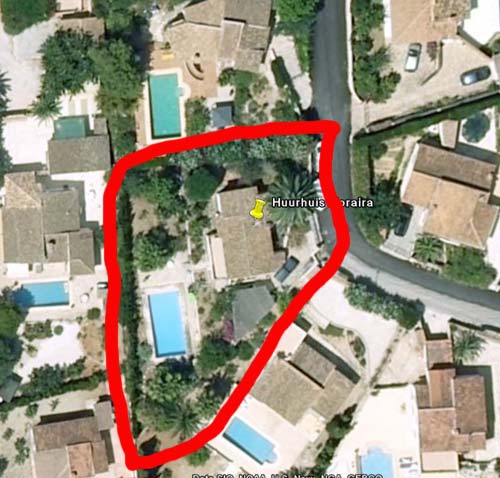 Moraira: lange termijn huurhuis. 3.sl.kamers, groot zwembad, tuin 1100 m2. Moet geschilderd worden en de tuin is verwilderd. 600 p/m, 2 maanden borg, eenmalig 900 euro commissie.