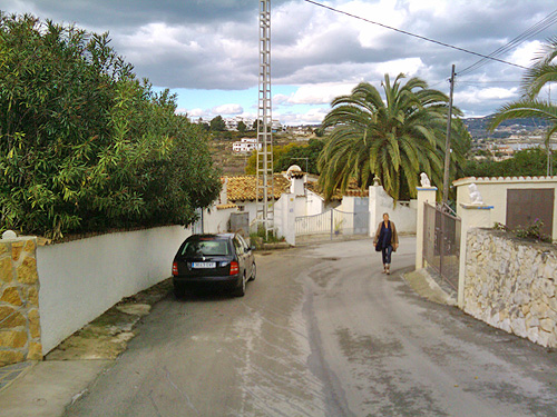 Moraira: lange termijn huurhuis. 3.sl.kamers, groot zwembad, tuin 1100 m2. Moet geschilderd worden en de tuin is verwilderd. 600 p/m, 2 maanden borg, eenmalig 900 euro commissie.