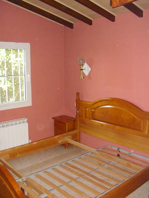 Moraira: lange termijn huurhuis. 3.sl.kamers, groot zwembad, tuin 1100 m2. Moet geschilderd worden en de tuin is verwilderd. 600 p/m, 2 maanden borg, eenmalig 900 euro commissie.