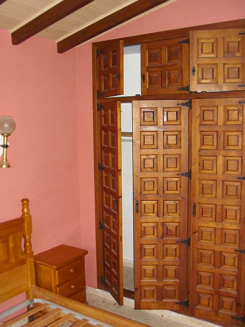 Moraira: lange termijn huurhuis. 3.sl.kamers, groot zwembad, tuin 1100 m2. Moet geschilderd worden en de tuin is verwilderd. 600 p/m, 2 maanden borg, eenmalig 900 euro commissie.