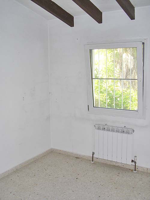 Moraira: lange termijn huurhuis. 3.sl.kamers, groot zwembad, tuin 1100 m2. Moet geschilderd worden en de tuin is verwilderd. 600 p/m, 2 maanden borg, eenmalig 900 euro commissie.