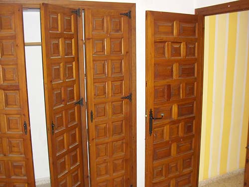 Moraira: lange termijn huurhuis. 3.sl.kamers, groot zwembad, tuin 1100 m2. Moet geschilderd worden en de tuin is verwilderd. 600 p/m, 2 maanden borg, eenmalig 900 euro commissie.
