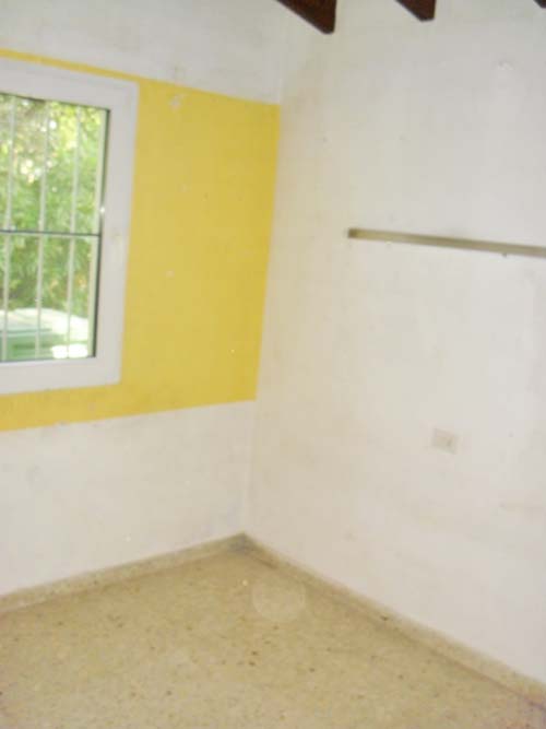 Moraira: lange termijn huurhuis. 3.sl.kamers, groot zwembad, tuin 1100 m2. Moet geschilderd worden en de tuin is verwilderd. 600 p/m, 2 maanden borg, eenmalig 900 euro commissie.