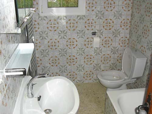 Moraira: lange termijn huurhuis. 3.sl.kamers, groot zwembad, tuin 1100 m2. Moet geschilderd worden en de tuin is verwilderd. 600 p/m, 2 maanden borg, eenmalig 900 euro commissie.
