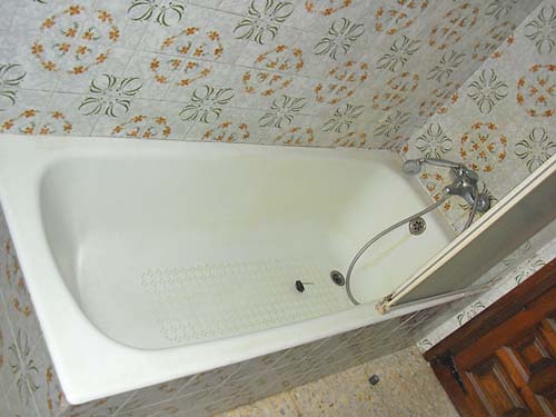Moraira: lange termijn huurhuis. 3.sl.kamers, groot zwembad, tuin 1100 m2. Moet geschilderd worden en de tuin is verwilderd. 600 p/m, 2 maanden borg, eenmalig 900 euro commissie.