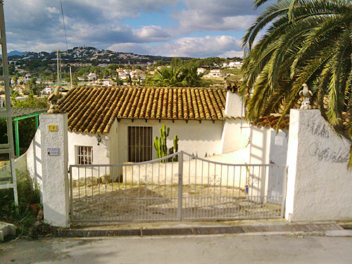 Moraira: lange termijn huurhuis. 3.sl.kamers, groot zwembad, tuin 1100 m2. Moet geschilderd worden en de tuin is verwilderd. 600 p/m, 2 maanden borg, eenmalig 900 euro commissie.