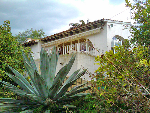 Moraira: lange termijn huurhuis. 3.sl.kamers, groot zwembad, tuin 1100 m2. Moet geschilderd worden en de tuin is verwilderd. 600 p/m, 2 maanden borg, eenmalig 900 euro commissie.