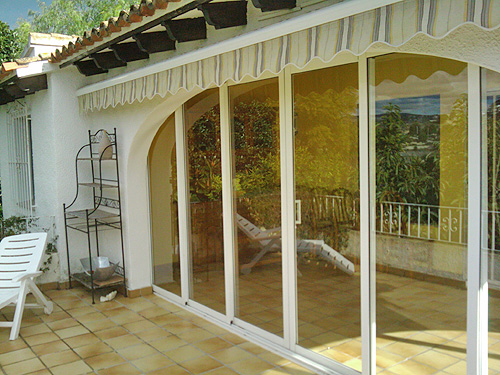 Moraira: lange termijn huurhuis. 3.sl.kamers, groot zwembad, tuin 1100 m2. Moet geschilderd worden en de tuin is verwilderd. 600 p/m, 2 maanden borg, eenmalig 900 euro commissie.