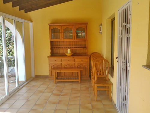 Moraira: lange termijn huurhuis. 3.sl.kamers, groot zwembad, tuin 1100 m2. Moet geschilderd worden en de tuin is verwilderd. 600 p/m, 2 maanden borg, eenmalig 900 euro commissie.