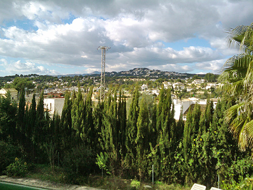 Moraira: lange termijn huurhuis. 3.sl.kamers, groot zwembad, tuin 1100 m2. Moet geschilderd worden en de tuin is verwilderd. 600 p/m, 2 maanden borg, eenmalig 900 euro commissie.