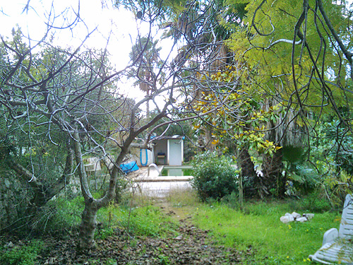 Moraira: lange termijn huurhuis. 3.sl.kamers, groot zwembad, tuin 1100 m2. Moet geschilderd worden en de tuin is verwilderd. 600 p/m, 2 maanden borg, eenmalig 900 euro commissie.