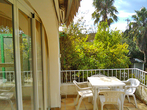 Moraira: lange termijn huurhuis. 3.sl.kamers, groot zwembad, tuin 1100 m2. Moet geschilderd worden en de tuin is verwilderd. 600 p/m, 2 maanden borg, eenmalig 900 euro commissie.