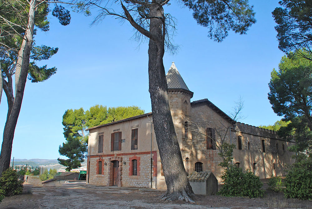 Javea: Grondstuk van 9500 m2 te koop op 2 km van zee!