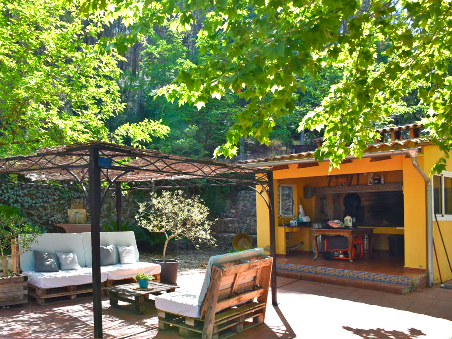 sprookjes-finca met 40.000 m² eigen grond te koop