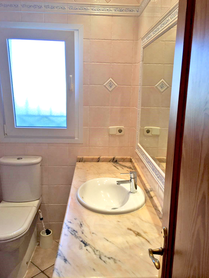 Dit 3 slaapkamer appartement in Moraira verkeert in nieuwstaat!