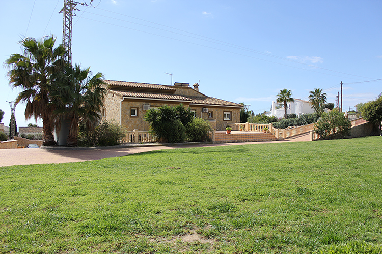 Deze enorme villa biedt 7 slaapkamers en suite en staat op 3700 m2 grond!!