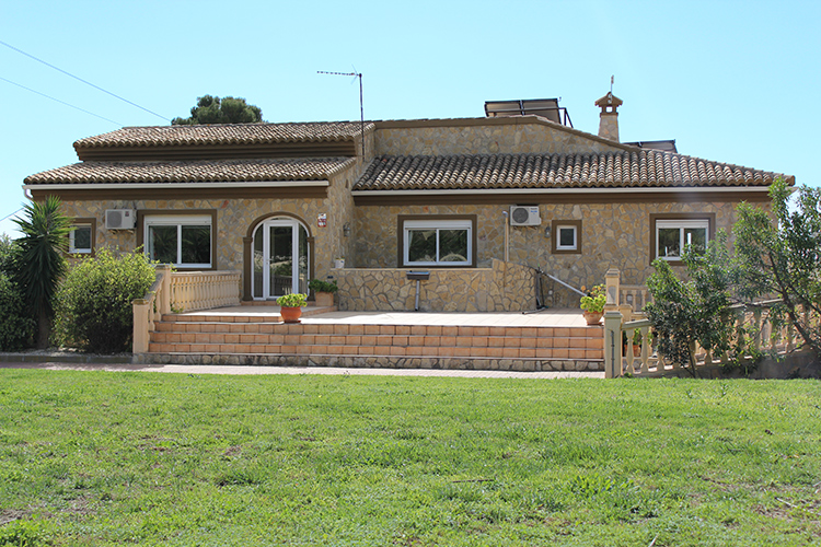 Deze enorme villa biedt 7 slaapkamers en suite en staat op 3700 m2 grond!!