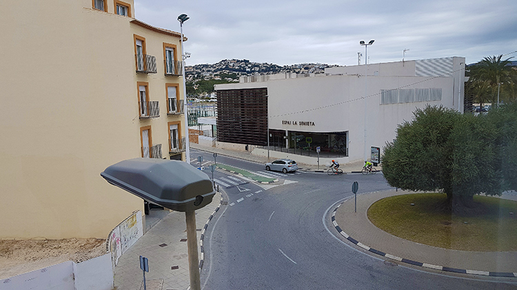 Zonnig 2 slaapkamer appartement in centrum Moraira voor 225000 euro