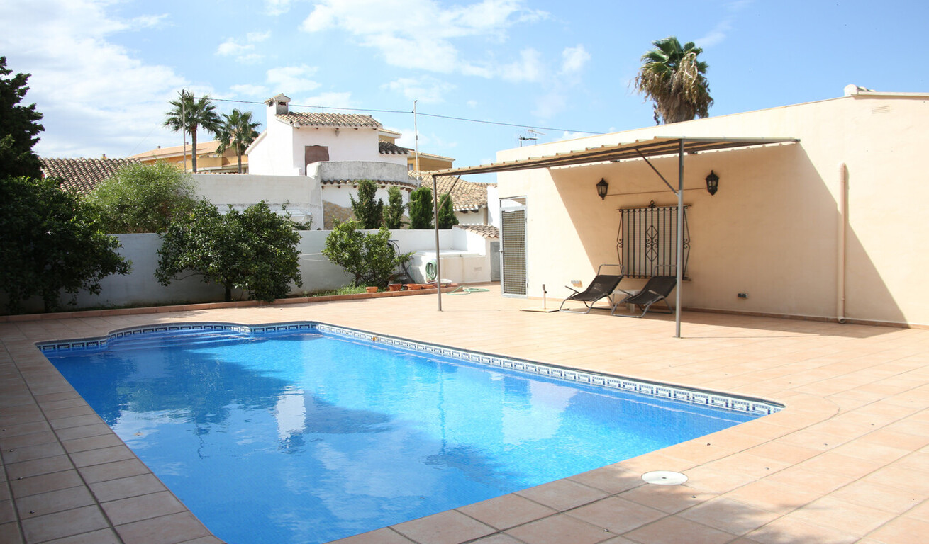 Denia - Vrijstaande 3-slaapkamer,3-badkamer villa aan zee